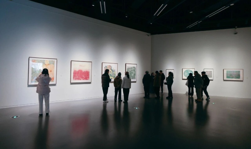 以传统工笔勾写都市中的抒情，鲍莺展“花开有时”